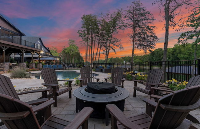 Black Bear Lodge by Avantstay Lakefront, Dock, Pool, Theater Sleeps 20+ - Photo 7
