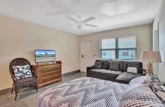 Photo 2 - Hollywood Beach Broadwalk Family Vacation Home