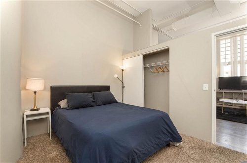 Photo 2 - Bright and Airy Downtown Loft Great Wifi