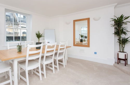 Photo 11 - Modern 2 Bedroom Apartment in the Heart of London