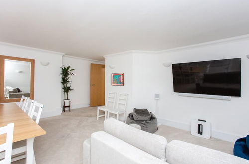 Photo 16 - Modern 2 Bedroom Apartment in the Heart of London