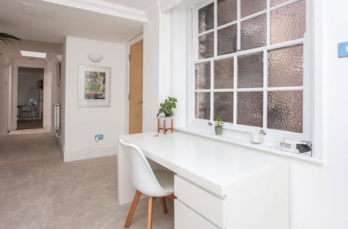 Photo 3 - Modern 2 Bedroom Apartment in the Heart of London