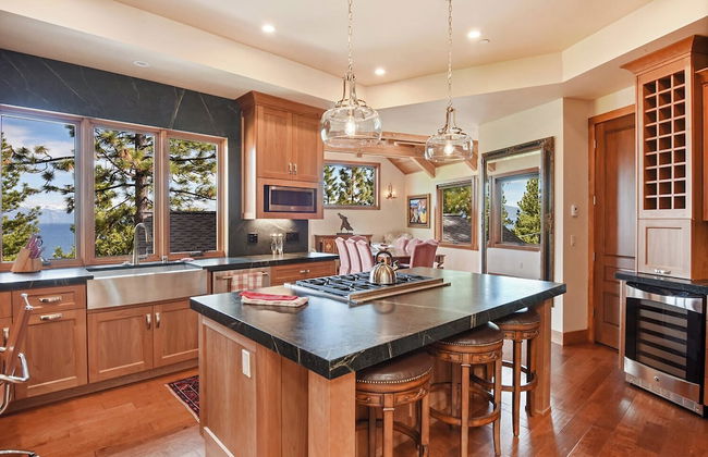 Luxury Mountain Chalet Deck w/ BBQ & Lake Views - Foto 10
