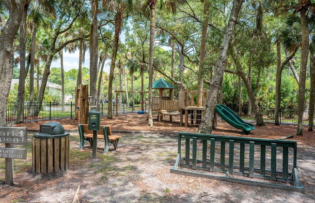 Stunning Marsh & Water Views in This Completely Renovated Three Bedroom Home - Foto 47