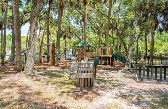 Stunning Marsh & Water Views in This Completely Renovated Three Bedroom Home - Foto 33