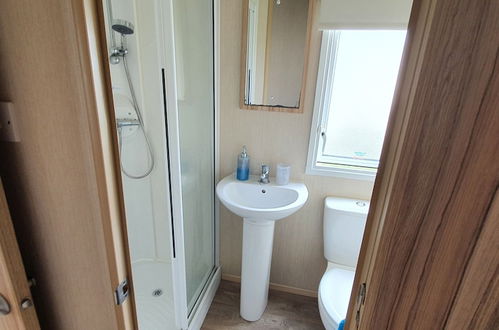 Photo 12 - Remarkable 5-bed Cabin in Clacton-on-sea