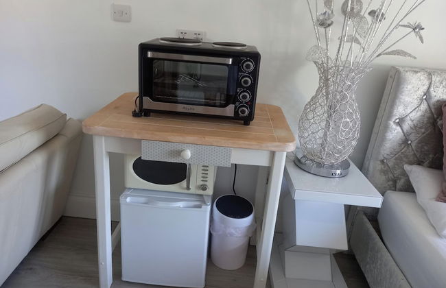 Luxurious Entire Studio in Axminster Suitable for - Photo 11
