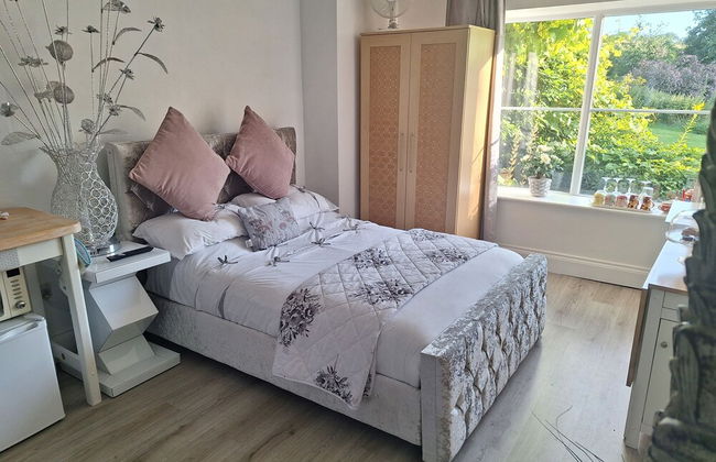 Luxurious Entire Studio in Axminster Suitable for - Photo 2