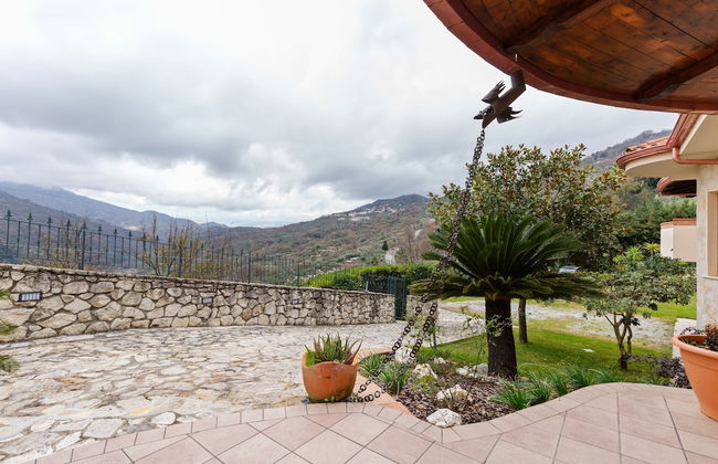 Valley View Villa in San Mango D'aquino with Hot Tub - Foto 38