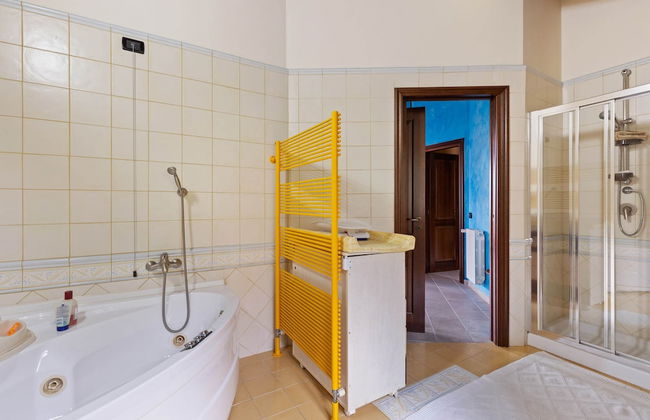 Valley View Villa in San Mango D'aquino with Hot Tub - Foto 19
