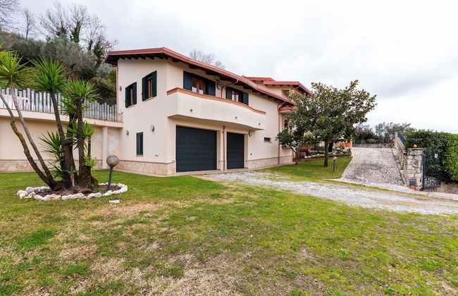 Valley View Villa in San Mango D'aquino with Hot Tub - Foto 34
