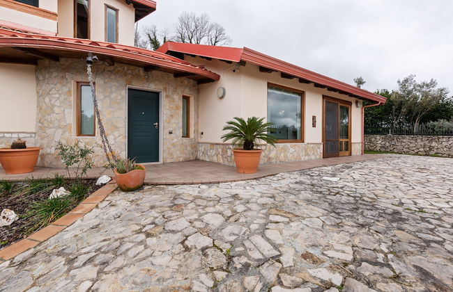 Valley View Villa in San Mango D'aquino with Hot Tub - Foto 35