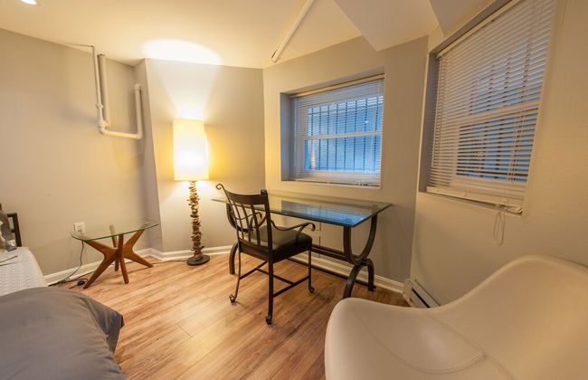 Honey Suite - Luxury Bed - Peaceful and Quiet Central D.C. - Photo 2