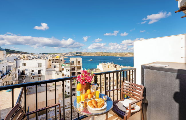 Seashells Penthouse Hot Tub Seaview by Getaways Malta - Foto 4
