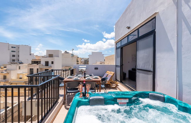 Seashells Penthouse Hot Tub Seaview by Getaways Malta - Foto 7