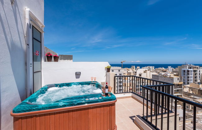 Seashells Penthouse Hot Tub Seaview by Getaways Malta - Foto 8