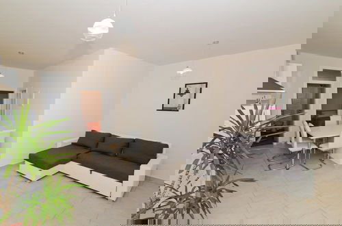 Photo 13 - Tasteful Apartment Landscaped Garden