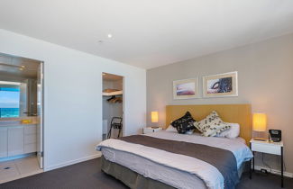 Foto 3 - Pelicanstay Surfer Paradise Condo Hotel