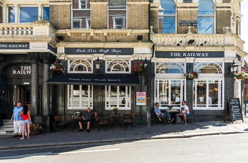 Photo 24 - Fantastic 3 Bedroom Flat West Hampstead