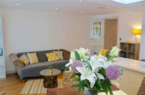 Photo 8 - Pleasant, Intimate Flat With Backyard in Battersea