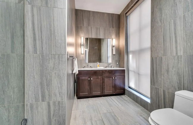 LUXURIOUS Million-Dollar Condo Parking - Foto 25