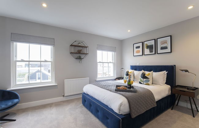 Elliot Oliver - Luxury 3 Bedroom Town Centre Apartment With Parking - Foto 2