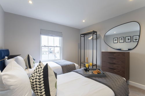 Photo 4 - Elliot Oliver - Luxury 3 Bedroom Town Centre Apartment With Parking