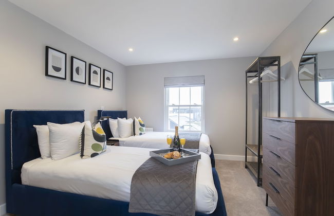 Elliot Oliver - Luxury 3 Bedroom Town Centre Apartment With Parking - Foto 5