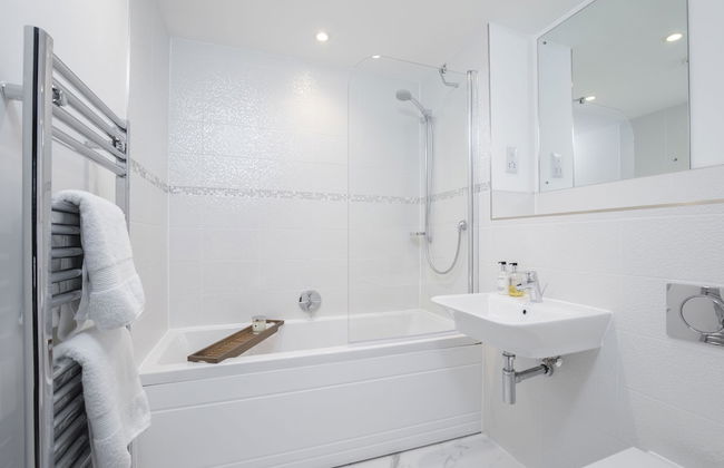 Elliot Oliver - Luxury 3 Bedroom Town Centre Apartment With Parking - Foto 19
