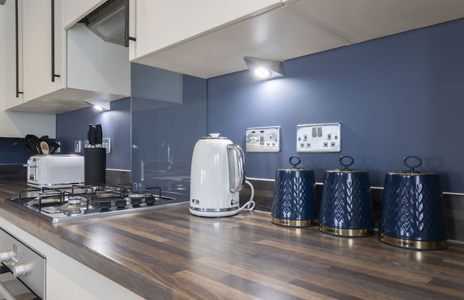 Elliot Oliver - Luxury 3 Bedroom Town Centre Apartment With Parking - Foto 11