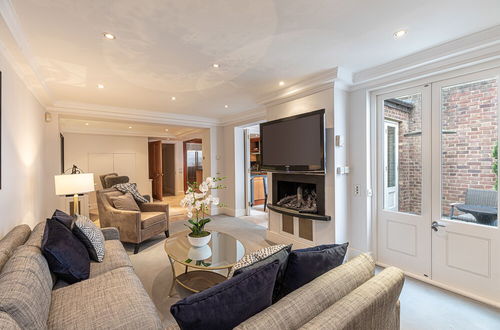 Photo 23 - JOIVY Stunning 6-bed house near Harrods in Knightsbridge