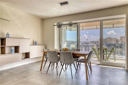 Photo 27 - Stunning 3BR Apartment With Marina Views