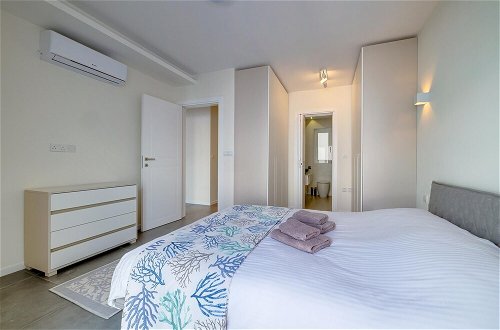 Photo 34 - Stunning 3BR Apartment With Marina Views