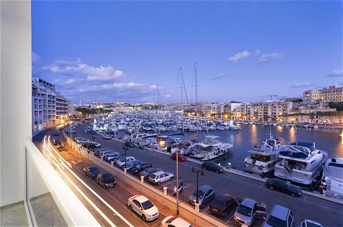 Photo 44 - Stunning 3BR Apartment With Marina Views