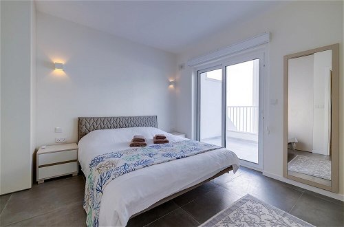 Photo 33 - Stunning 3BR Apartment With Marina Views