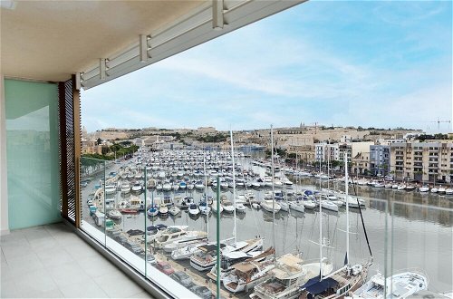 Foto 5 - Stunning 3BR Apartment With Marina Views