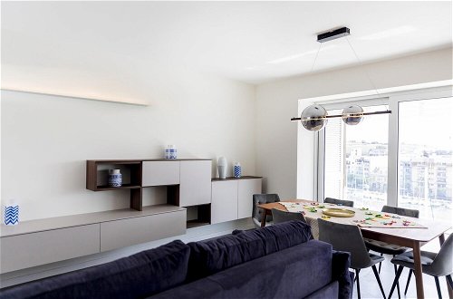 Photo 2 - Stunning 3BR Apartment With Marina Views