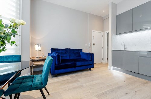 Photo 13 - Stylish 2bed 2bath in Notting Hill
