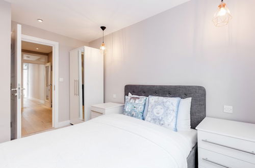 Photo 2 - Stylish 2bed 2bath in Notting Hill
