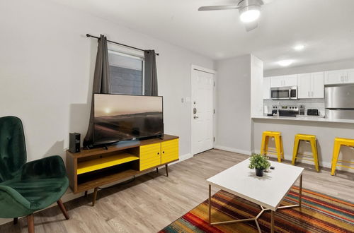 Photo 6 - Stylish 2BR Near UT Hyde Park Evonify