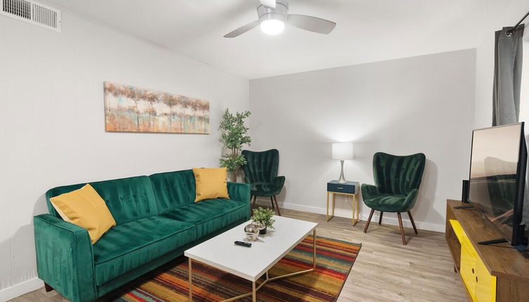 Photo 1 - Stylish 2BR Near UT Hyde Park Evonify