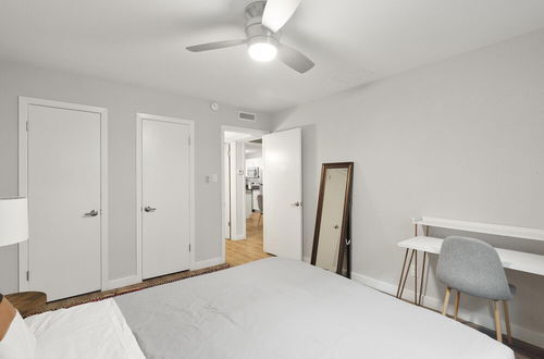 Photo 23 - Stylish 2BR Near UT Hyde Park Evonify