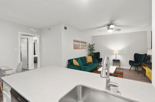 Photo 14 - Stylish 2BR Near UT Hyde Park Evonify