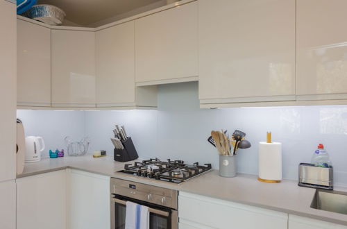 Photo 11 - Newly Renovated 3 Bedroom Apartment in North West London