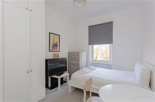 Photo 5 - Newly Renovated 3 Bedroom Apartment in North West London
