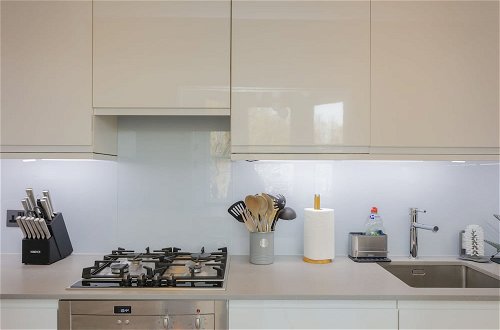 Photo 12 - Newly Renovated 3 Bedroom Apartment in North West London