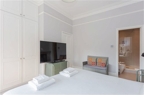 Photo 2 - Newly Renovated 3 Bedroom Apartment in North West London