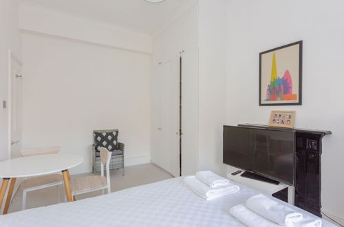 Photo 6 - Newly Renovated 3 Bedroom Apartment in North West London