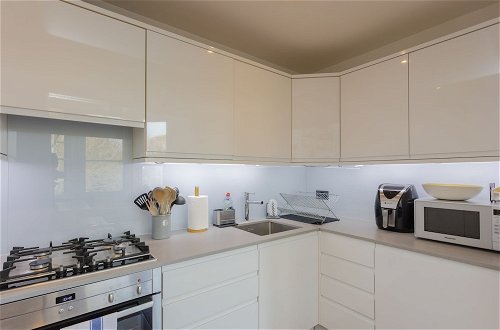 Photo 13 - Newly Renovated 3 Bedroom Apartment in North West London