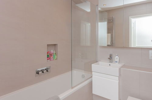 Foto 21 - Newly Renovated 3 Bedroom Apartment in North West London